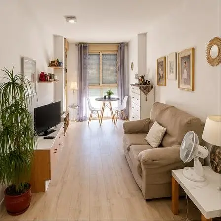 Salón del apartamento en venta en Ciudad Jardín, Córdoba, con ventanal