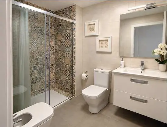Baño completo con ducha del piso con piscina en el Zoco, Córdoba