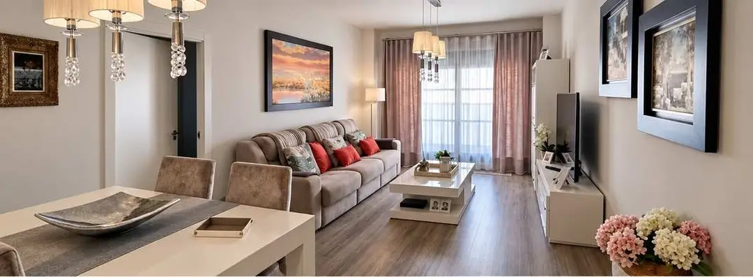 Salón comedor amueblado del piso con piscina en venta en el Zoco, Córdoba