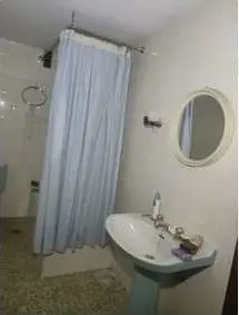 Lavabo del baño del piso en la calle El Laurel, Córdoba