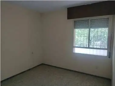 Dormitorio exterior del piso para reformar en Santa Rosa