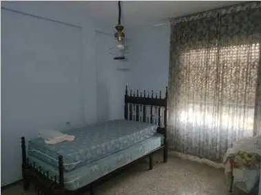 Dormitorio con ventana del piso en la calle El Laurel