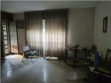 Salón amplio y luminoso del piso para reformar en Santa Rosa, Córdoba