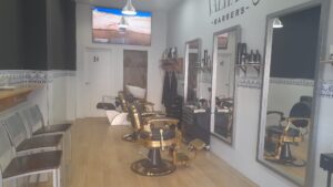 <img src="peluqueria.jpg" alt="Interior de peluquería renovada en Córdoba con sillas y espejos profesionales">